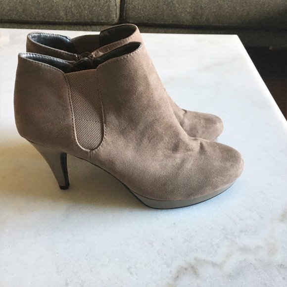 NWOT! Bandolino Miku suede look tan ankle booties - Picture 3 of 13